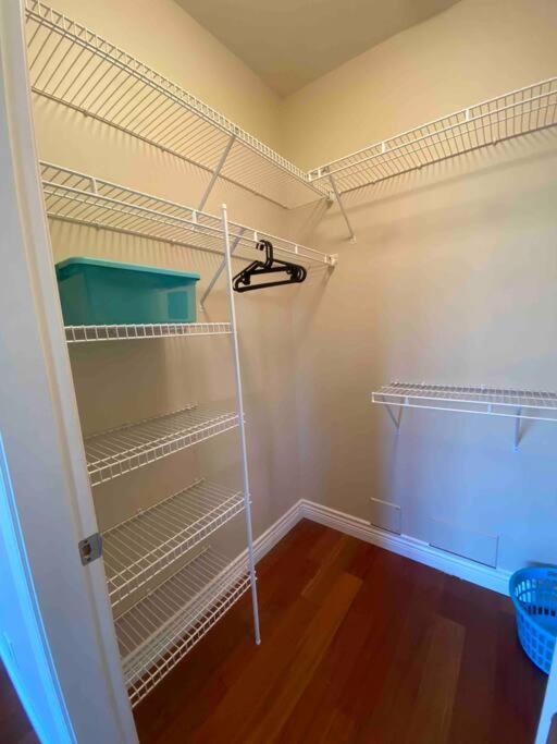 Lucky Suite, Two-Bedroom Suite With Independent Entrance In Richmond Close To Yvr Luaran gambar