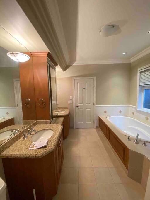 Lucky Suite, Two-Bedroom Suite With Independent Entrance In Richmond Close To Yvr Luaran gambar