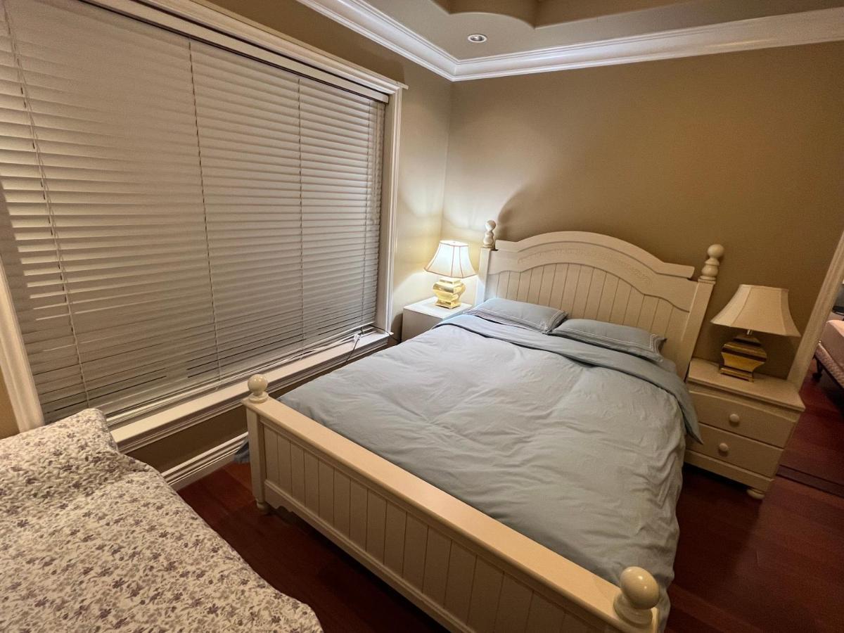 Lucky Suite, Two-Bedroom Suite With Independent Entrance In Richmond Close To Yvr Luaran gambar