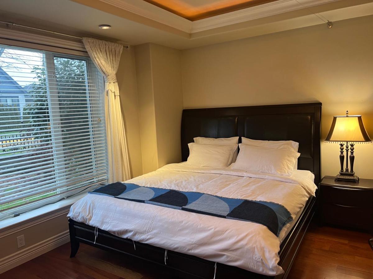 Lucky Suite, Two-Bedroom Suite With Independent Entrance In Richmond Close To Yvr Luaran gambar