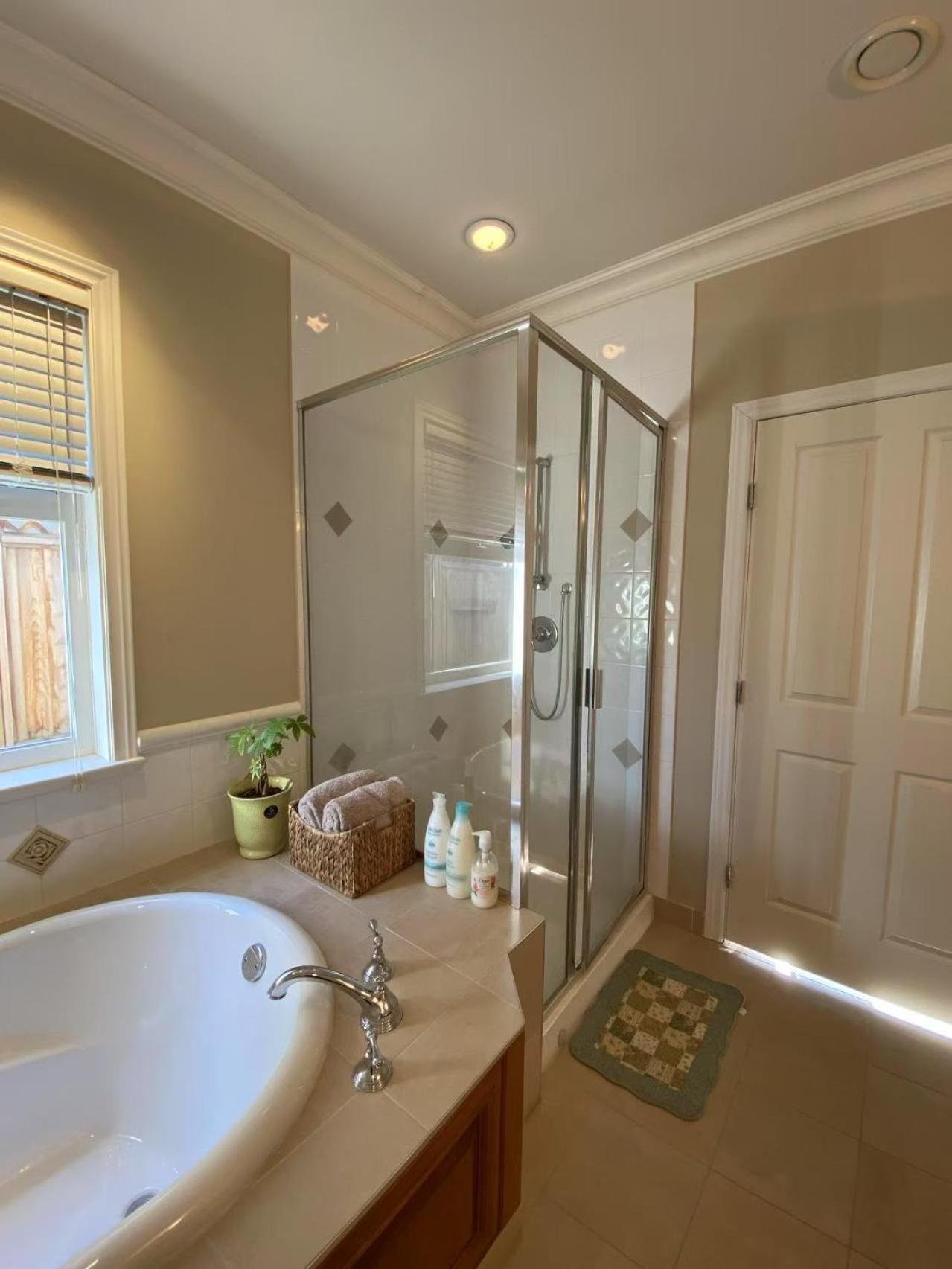 Lucky Suite, Two-Bedroom Suite With Independent Entrance In Richmond Close To Yvr Luaran gambar